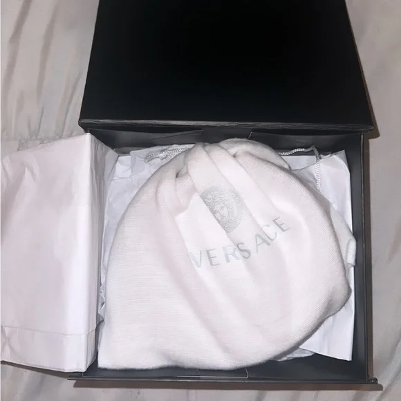 Versace belt size 75. In very good conditions. Comes with dust bag and box. Versace Red Leather Medusa Buckle Belt Size 90 CM main image 4